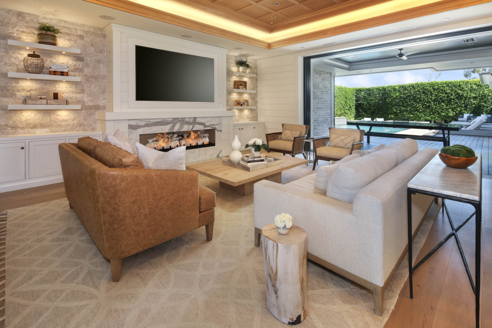 На фото: гостиная комната в морском стиле с коричневым диваном