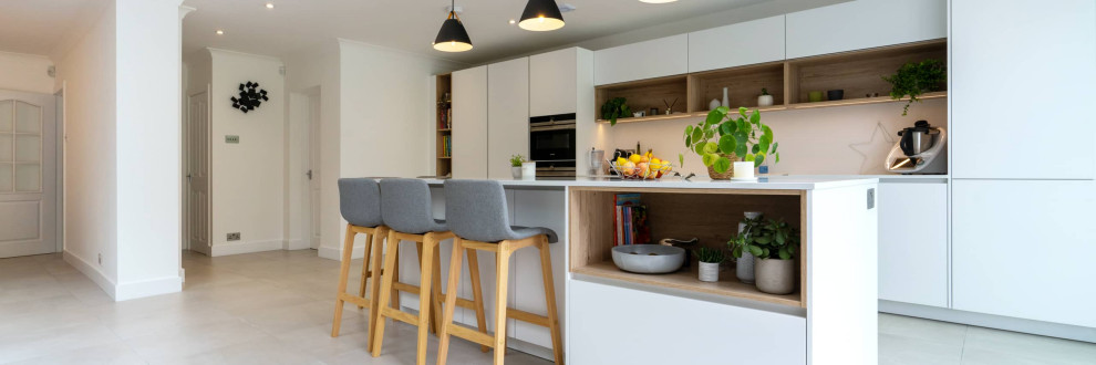Foto di una grande cucina scandinava con ante lisce, ante bianche, top in quarzite, paraspruzzi bianco, elettrodomestici neri, pavimento bianco e top bianco