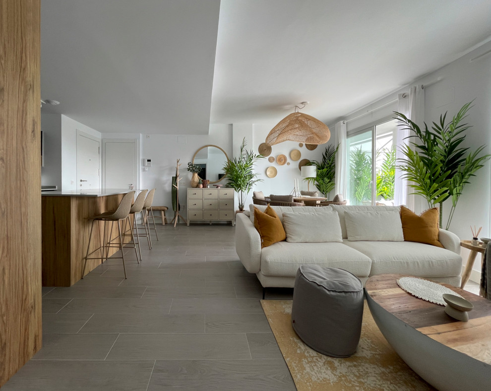 Foto di un soggiorno mediterraneo di medie dimensioni e aperto con pareti bianche, pavimento con piastrelle in ceramica, pavimento grigio e tappeto