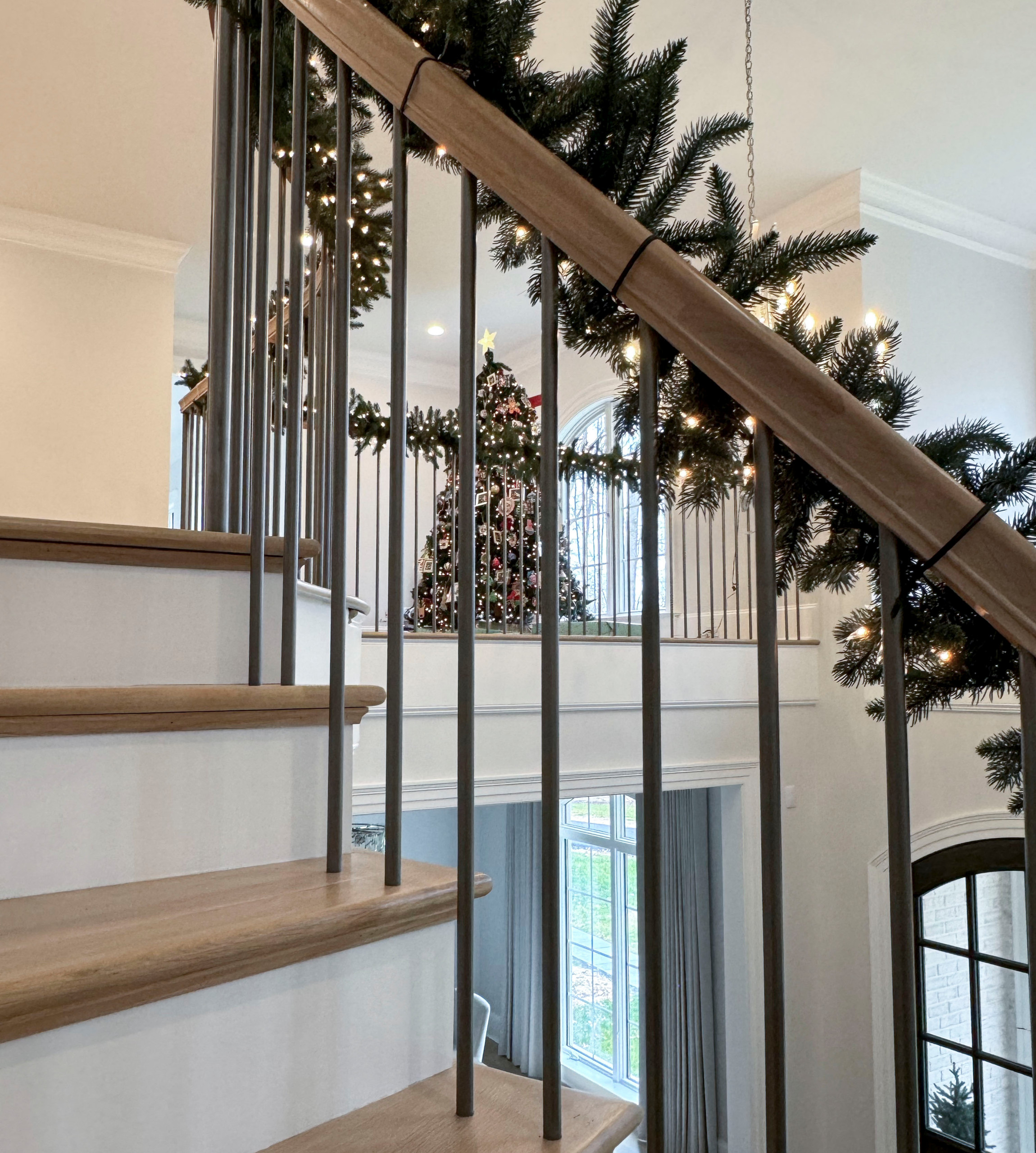 116_Elegant & Eye-catching Curved Staircase, Leesburg VA 20175
