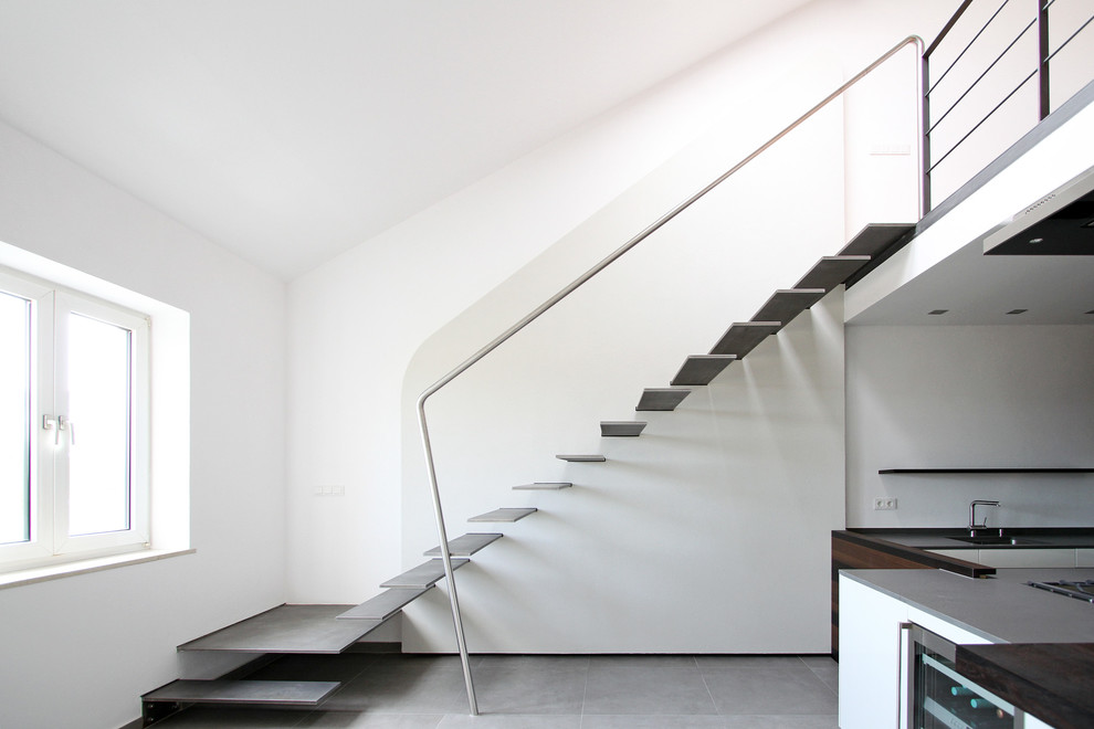 Photo of a mid-sized contemporary floating staircase in Munich with open risers.