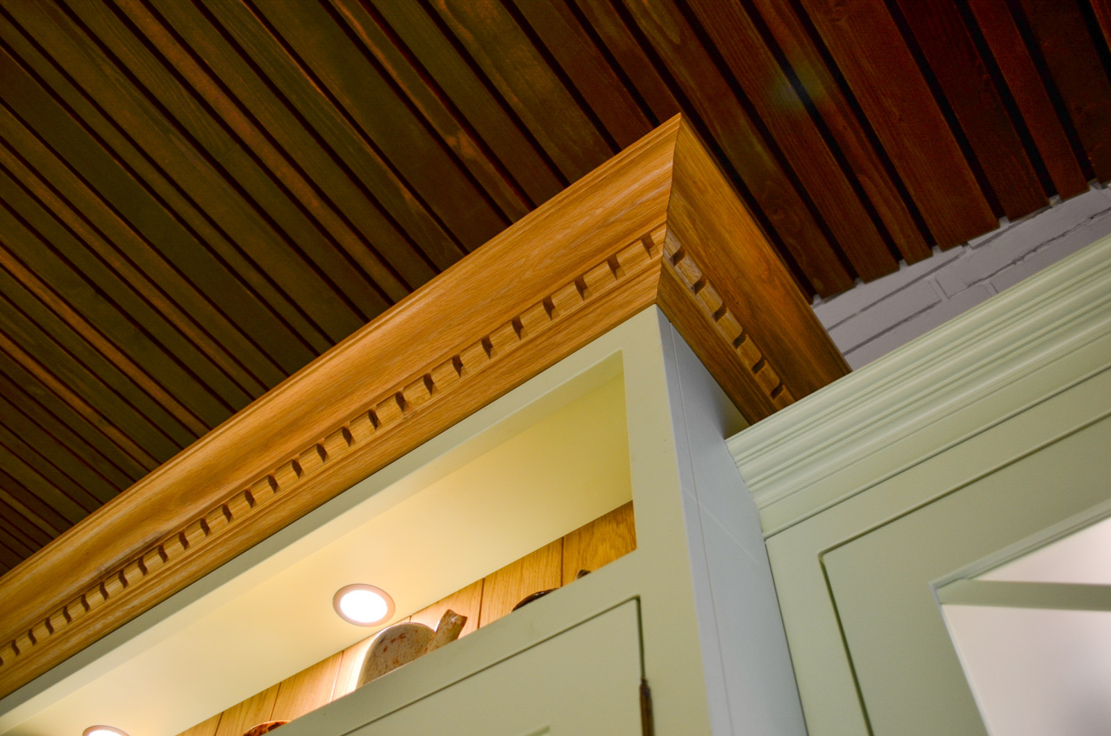 Нежно-зеленая кухня в американском стиле с островом