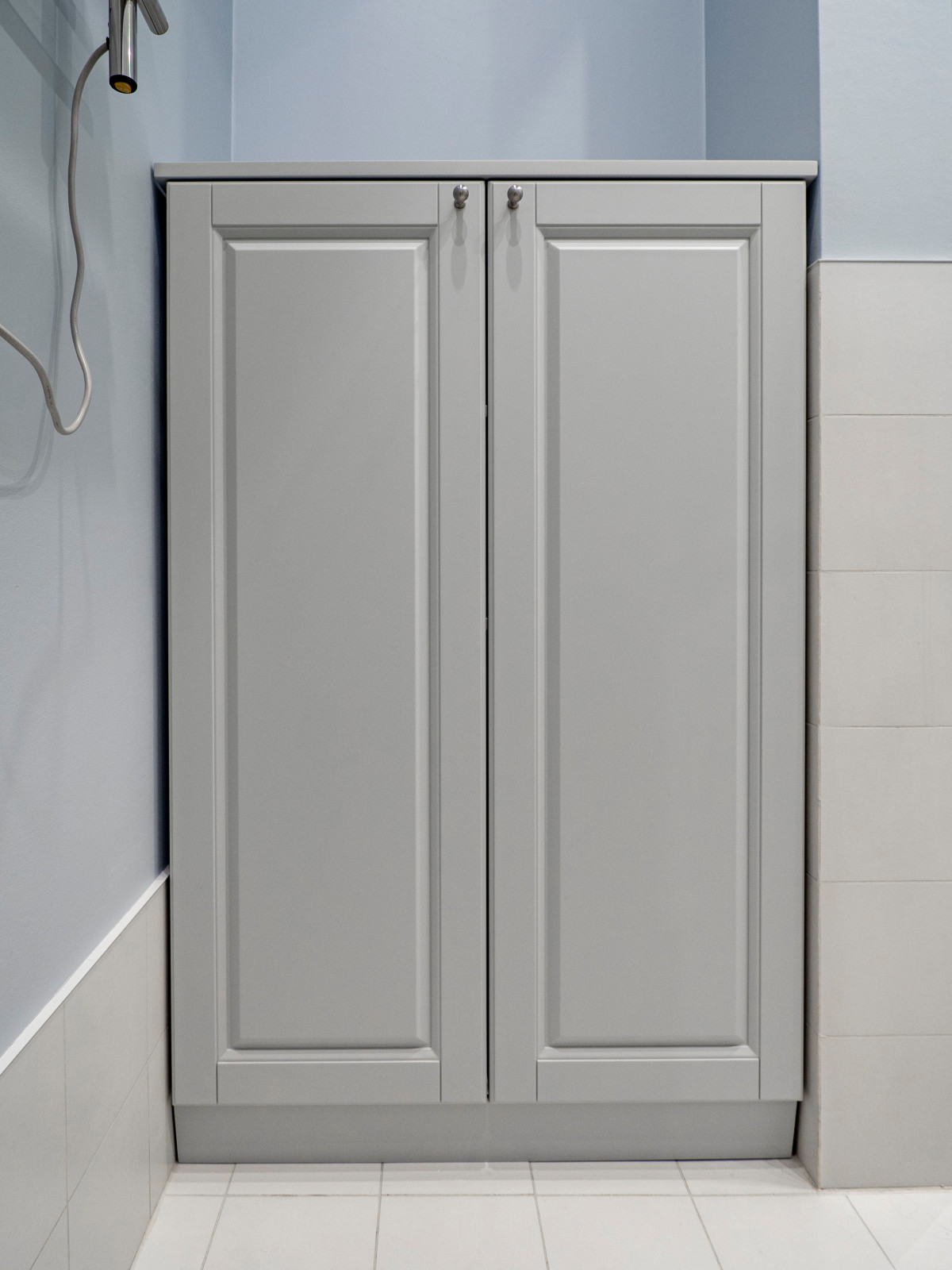 Меблировка прихожей и санузла в светло-мятном цвете