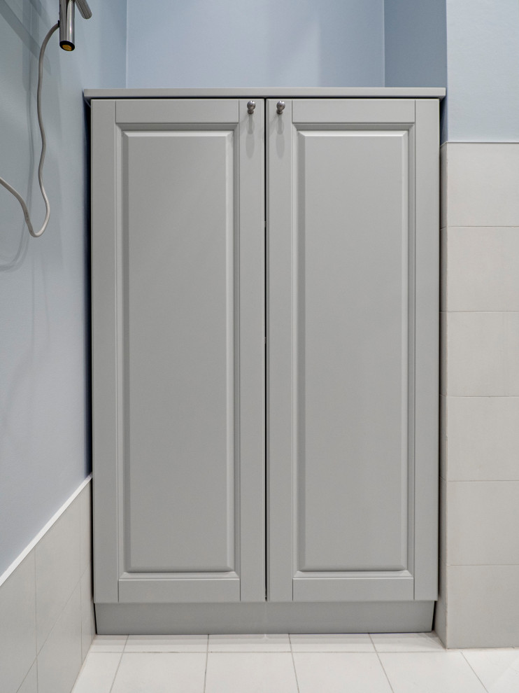 Меблировка прихожей и санузла в светло-мятном цвете