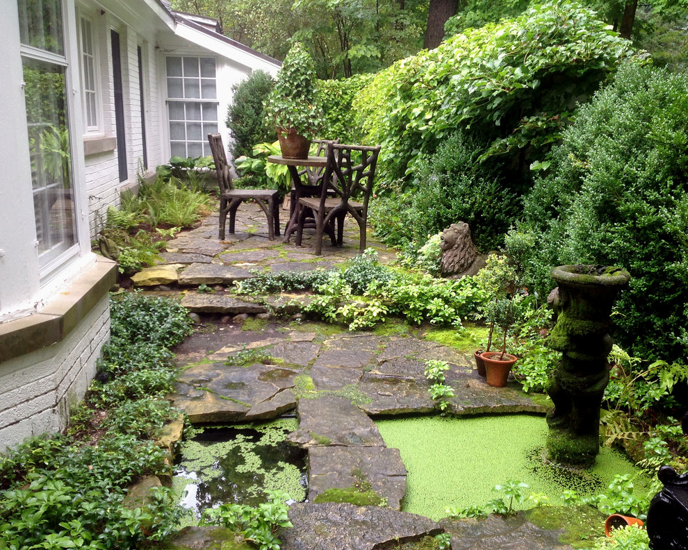 Traditional garden in Atlanta with a water feature and natural stone pavers.