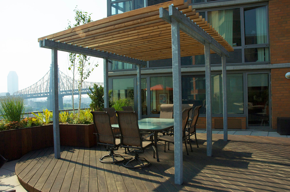Photo of a contemporary deck in New York.