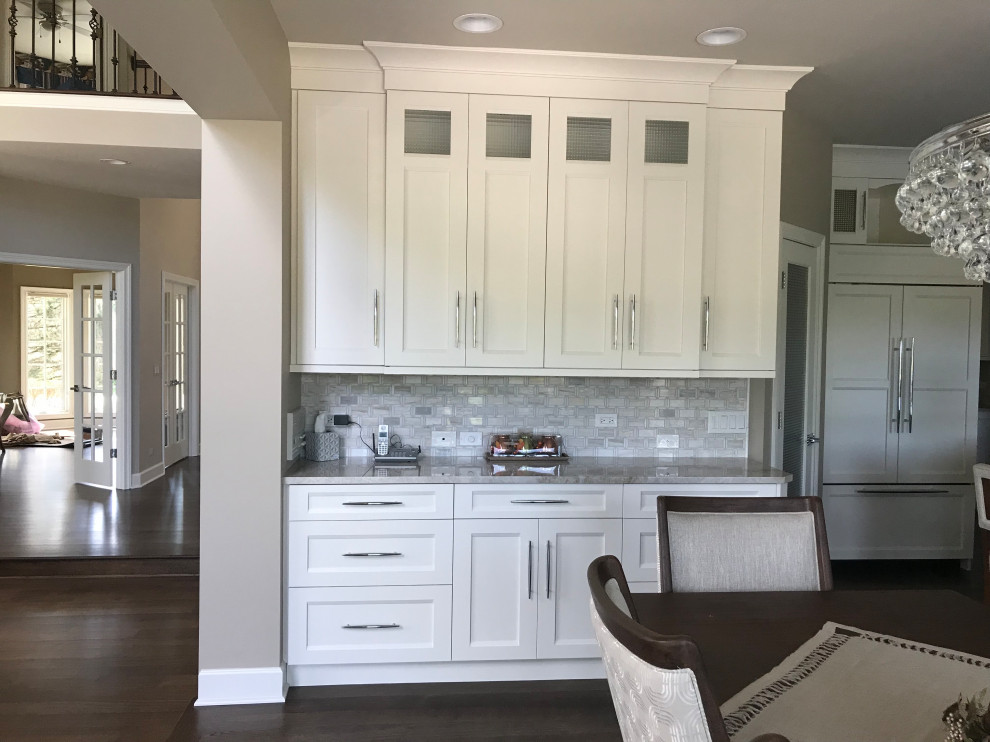 Kitchen - transitional kitchen idea in Chicago