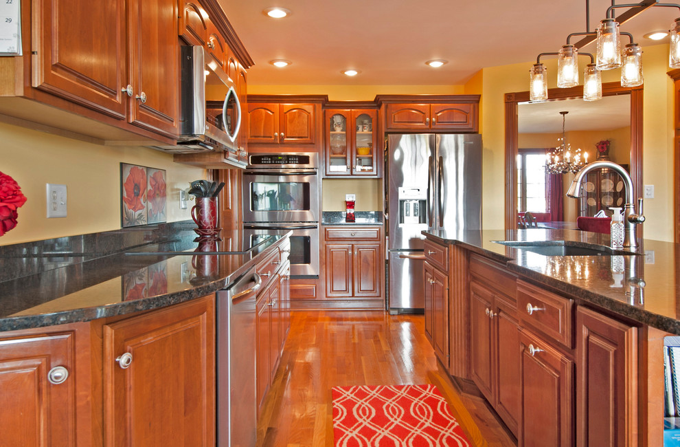 Example of a transitional kitchen design in Columbus