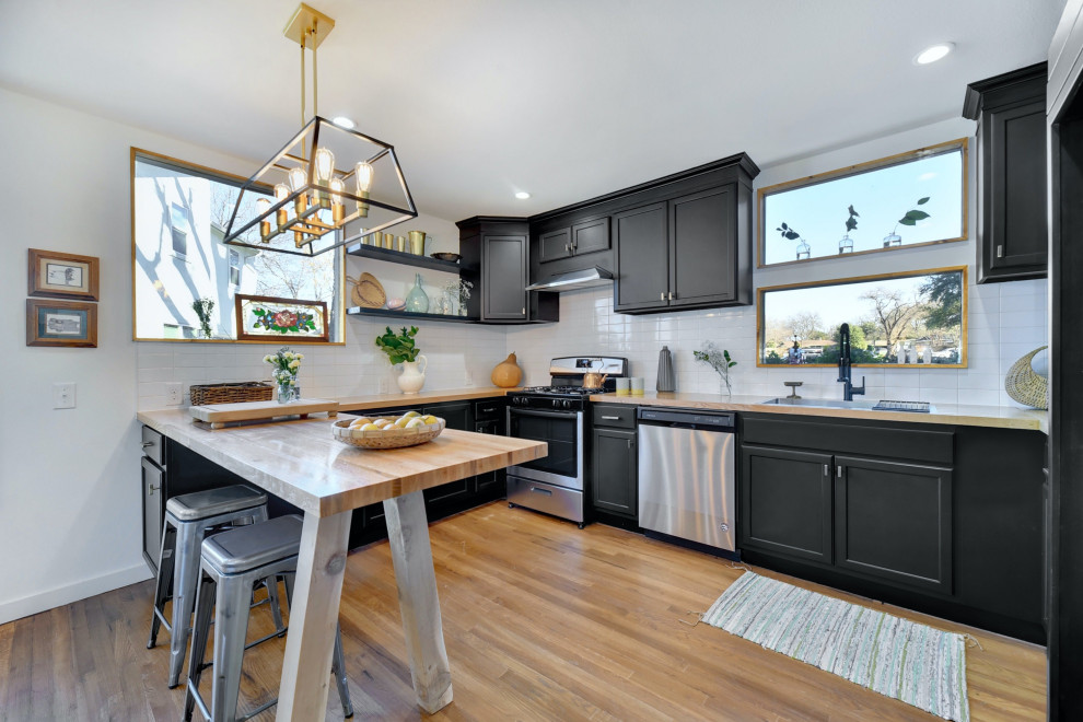 Kitchen - kitchen idea in Austin