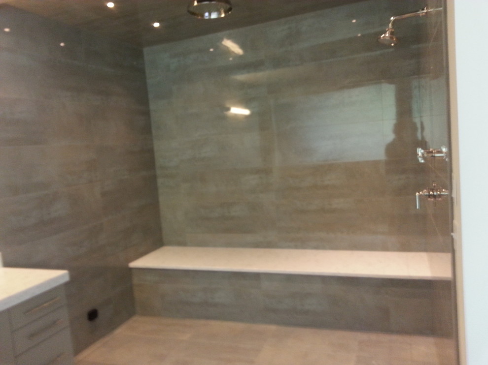 Idéer för ett stort modernt en-suite badrum, med släta luckor, grå skåp, en öppen dusch, grå kakel, porslinskakel, vita väggar och klinkergolv i porslin