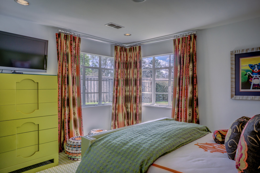 На фото: большая гостевая спальня (комната для гостей) в стиле модернизм с белыми стенами и ковровым покрытием