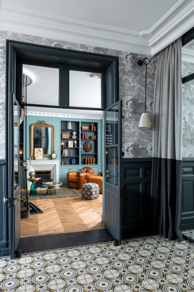 アンジェにあるお手頃価格の中くらいなトランジショナルスタイルのおしゃれな玄関ロビー (青い壁、テラコッタタイルの床、マルチカラーの床、格子天井、パネル壁) の写真