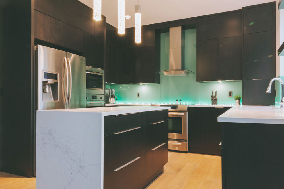 Kitchen - transitional kitchen idea in Vancouver