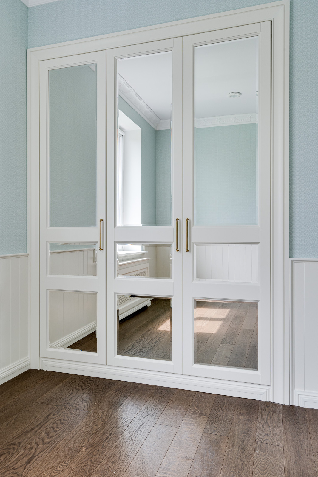 Белый шкаф из массива ольхи 02