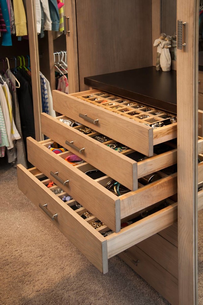 Design ideas for a transitional storage and wardrobe in Cleveland.