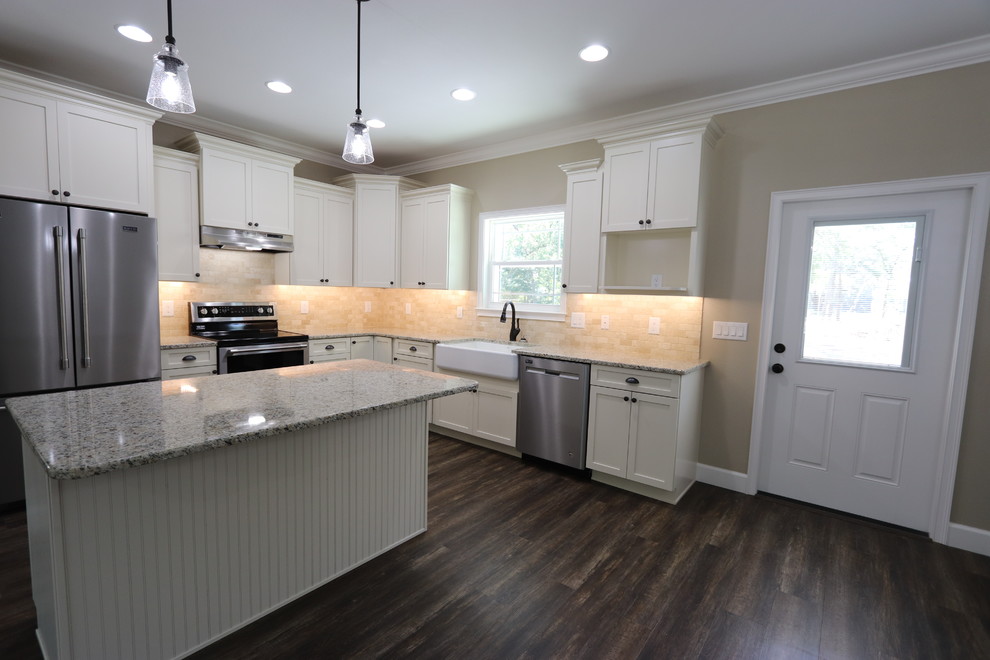 Kitchen - transitional kitchen idea in Miami