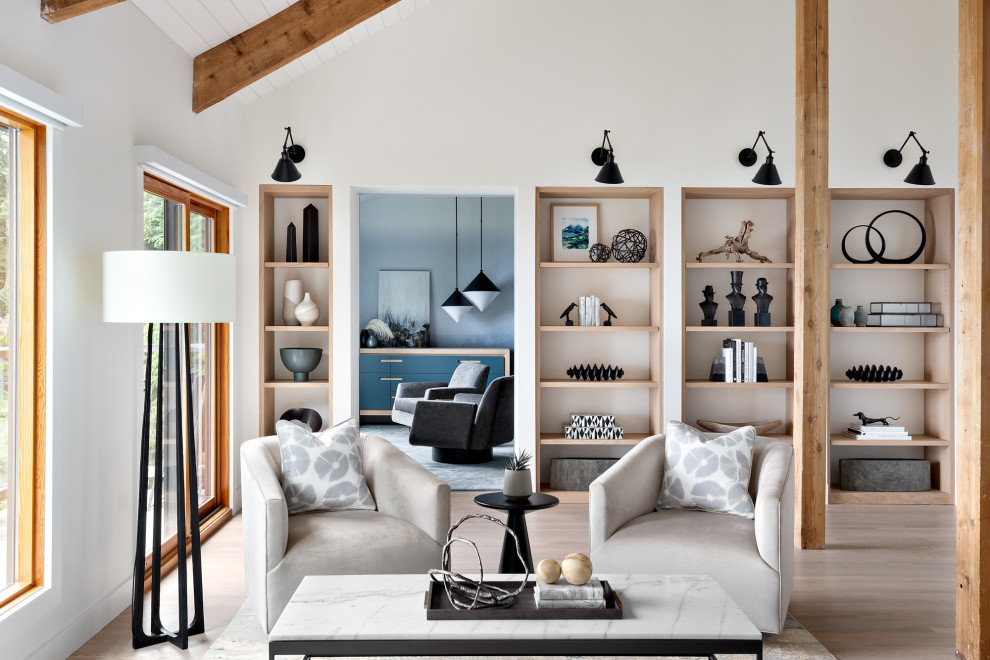 Esempio di un grande soggiorno design aperto con libreria, pareti bianche, pavimento in legno massello medio, pavimento beige e travi a vista