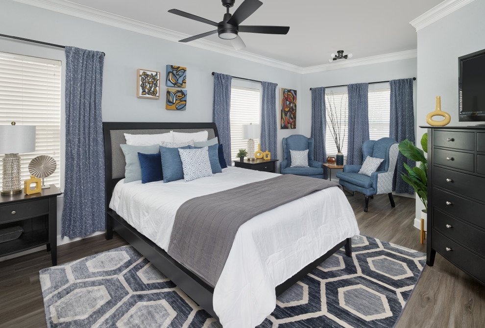 Mittelgroßes Klassisches Hauptschlafzimmer mit grauer Wandfarbe, Laminat, Kamin, gefliester Kaminumrandung und grauem Boden in Dallas