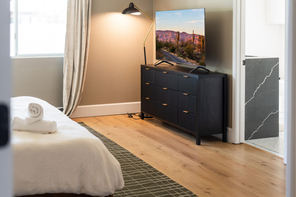 Example of a transitional home design design in Phoenix