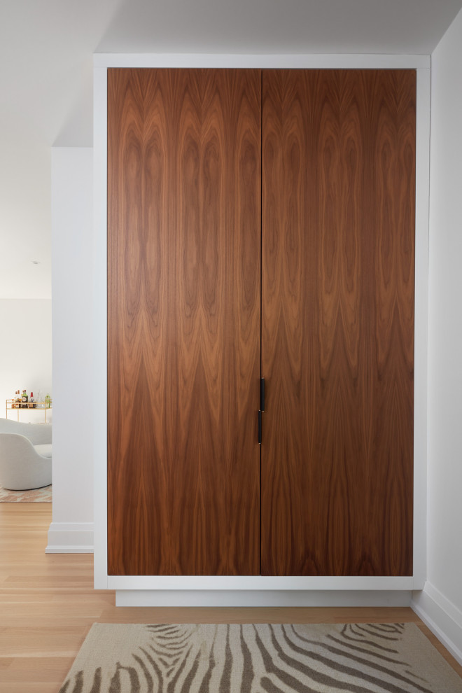 Transitional home design photo in Toronto