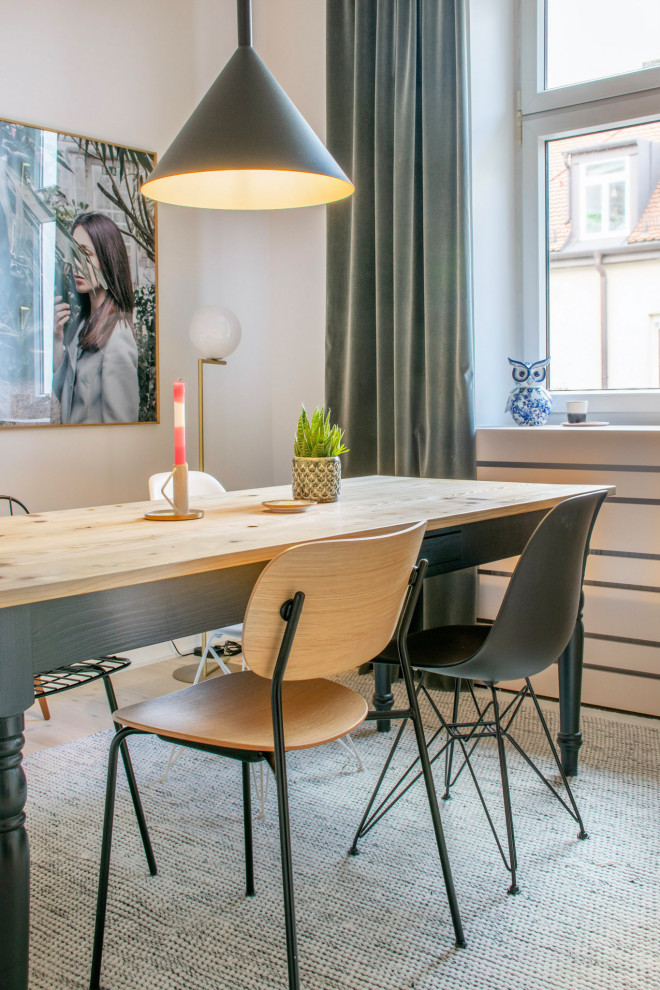 Idee per una sala da pranzo scandinava di medie dimensioni con parquet chiaro