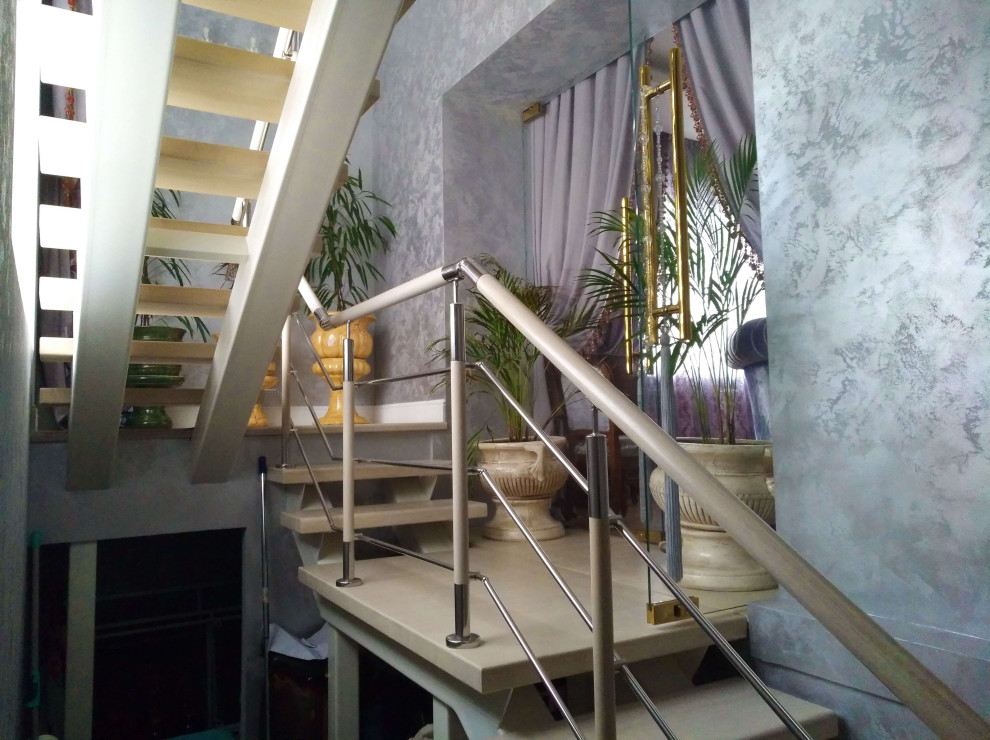 Лестница на двух косоурах, ограждения со вставками