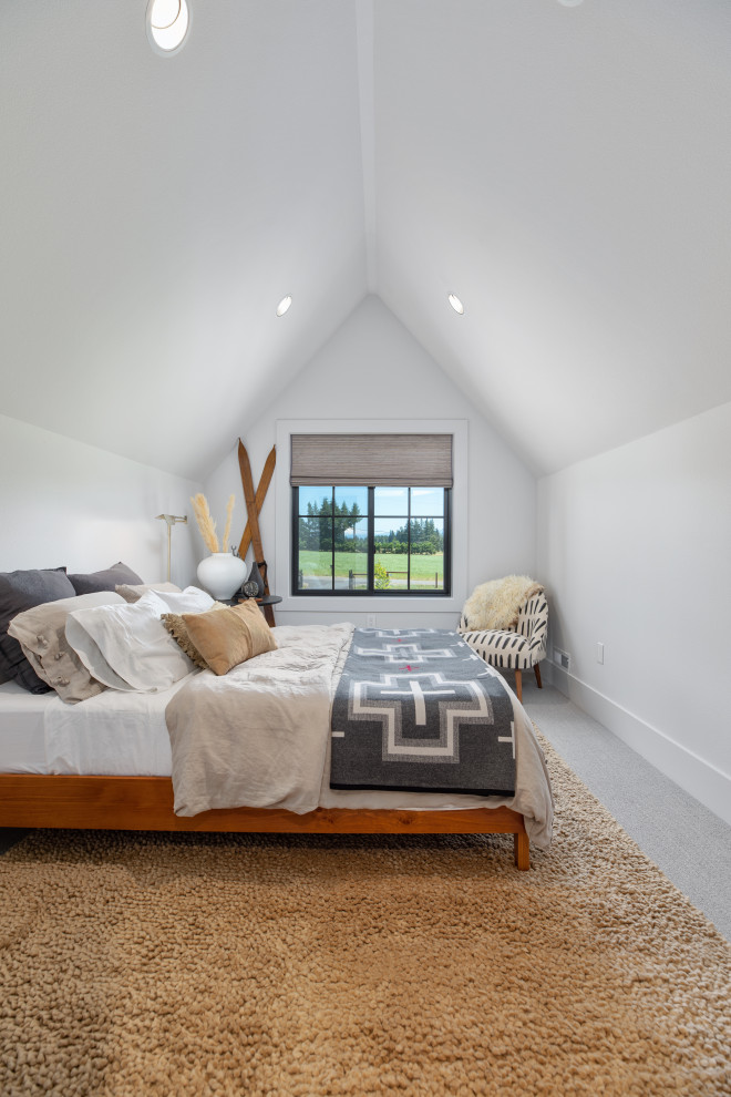 ポートランドにある中くらいなカントリー風のおしゃれなロフト寝室 (白い壁、カーペット敷き、暖炉なし、グレーの床、三角天井) のインテリア