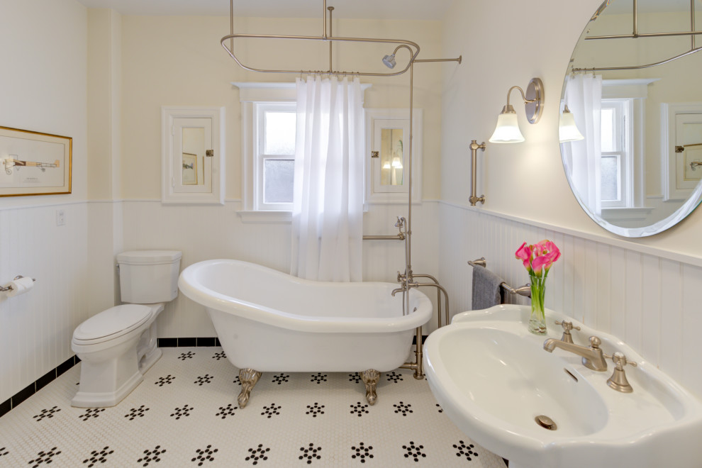 Источник вдохновения для домашнего уюта: большая ванная комната в классическом стиле с ванной на ножках, душем над ванной, раздельным унитазом, бежевыми стенами, полом из мозаичной плитки, раковиной с пьедесталом, белым полом, шторкой для ванной, тумбой под одну раковину и панелями на части стены
