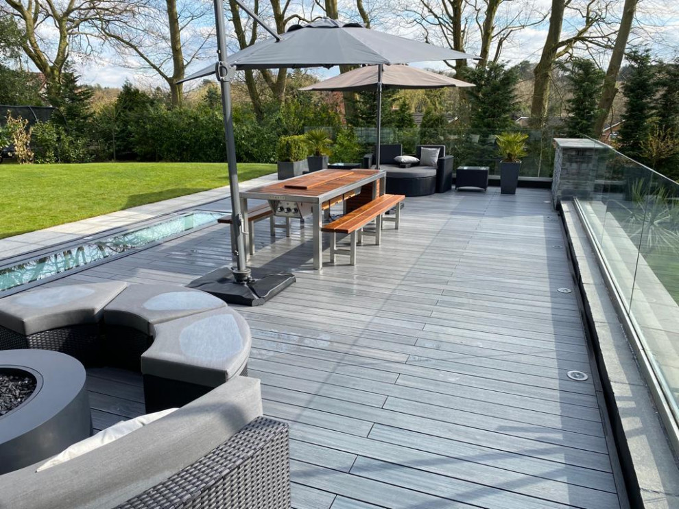 Imagen de terraza planta baja contemporánea extra grande sin cubierta en patio trasero con cocina exterior