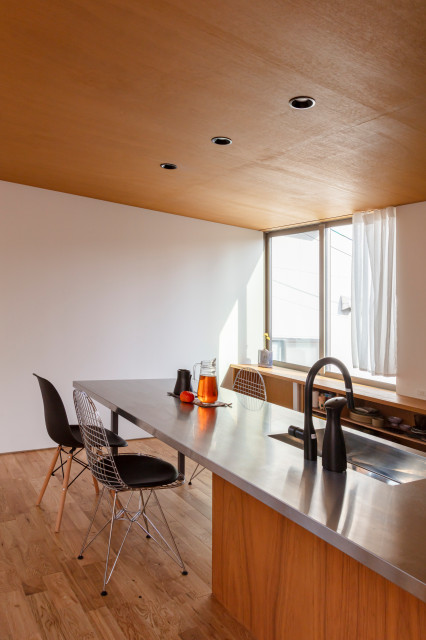 新森の住宅 moderno-comedor