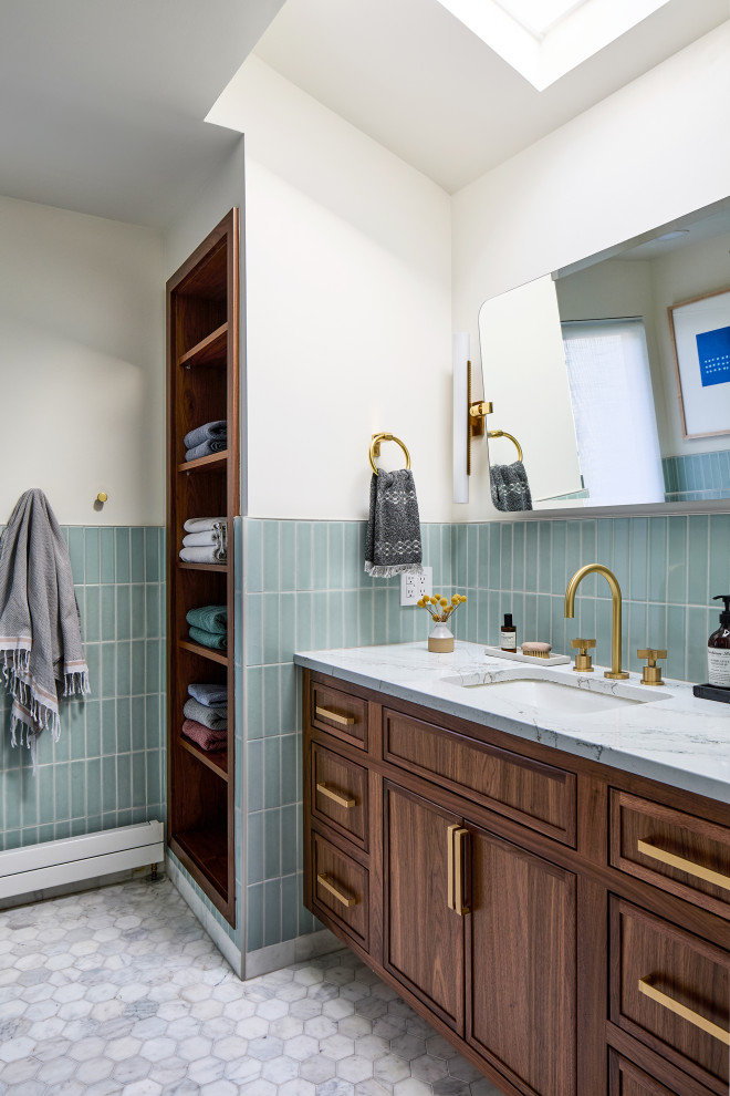 Inspiration pour une salle de bain principale traditionnelle de taille moyenne avec des portes de placard marrons, un carrelage bleu, un carrelage métro, un sol blanc, un plan de toilette blanc, meuble simple vasque et meuble-lavabo encastré.