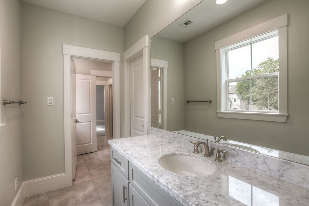 Inspiration for a mid-sized transitional bathroom remodel in Houston with shaker cabinets, gray cabinets, a one-piece toilet and an undermount sink