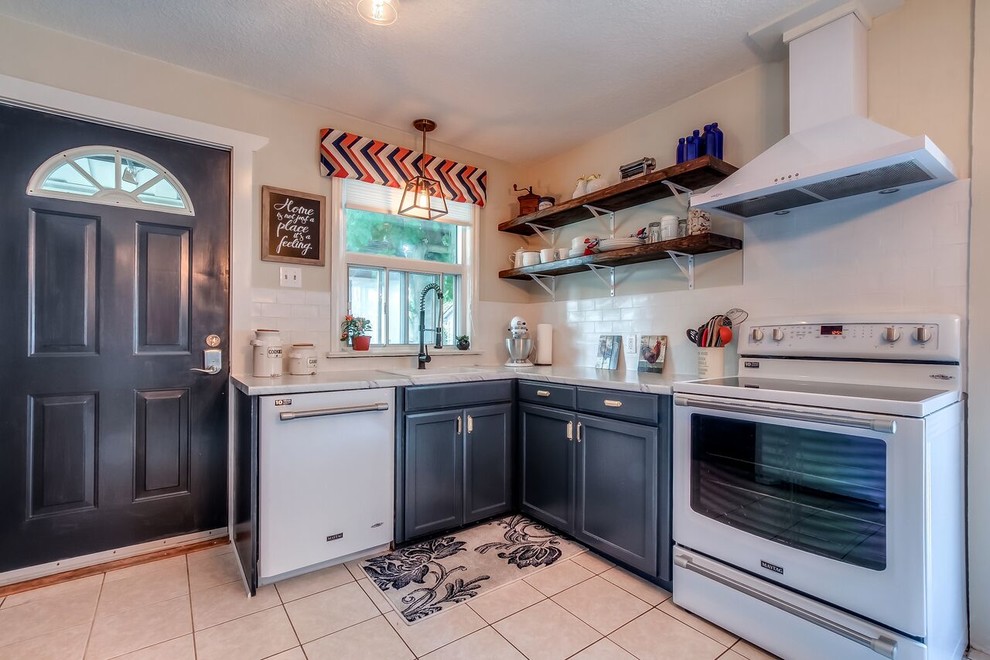 Example of a transitional kitchen design in Toronto