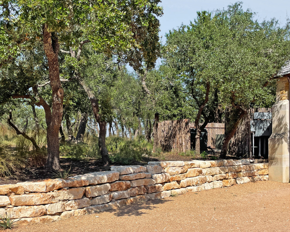 Foto di un giardino stile americano con un muro di contenimento