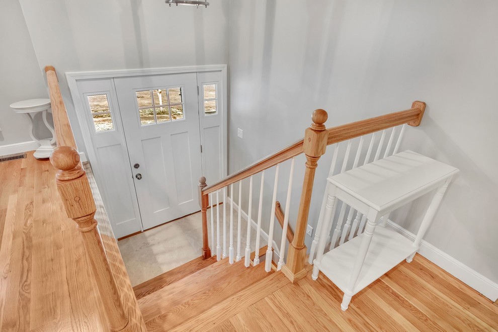 Example of a transitional entryway design in Boston
