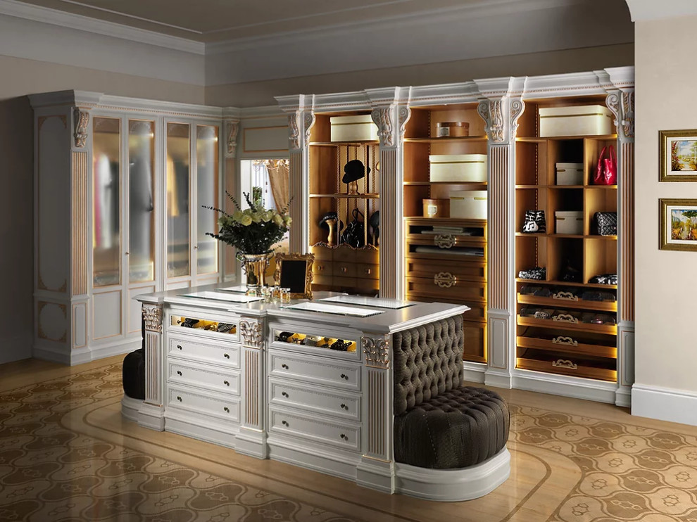 Diseño de armario vestidor unisex tradicional extra grande con armarios con paneles empotrados, puertas de armario de madera oscura, suelo de madera clara, suelo blanco y madera