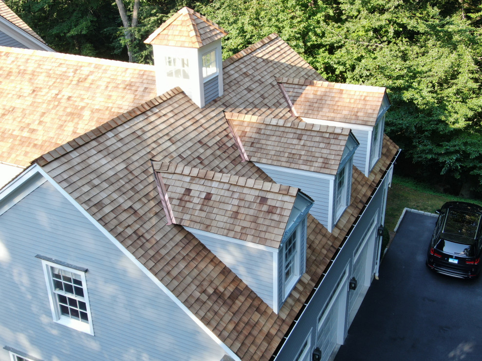Modelo de fachada de casa gris y marrón tradicional extra grande de tres plantas con revestimiento de madera, tejado a dos aguas, tejado de teja de madera y tablilla