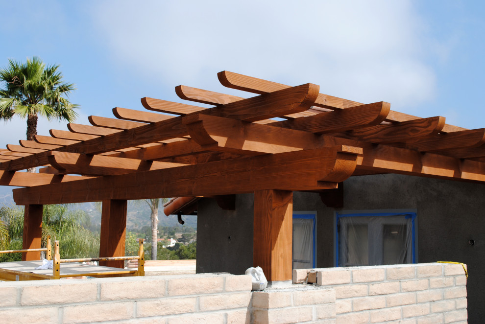 Example of a classic home design design in Santa Barbara