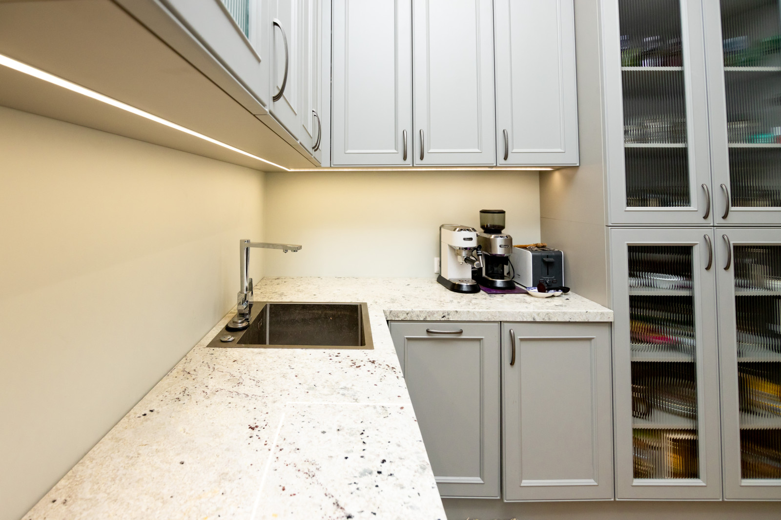 Светло-серая кухня в классическом стиле