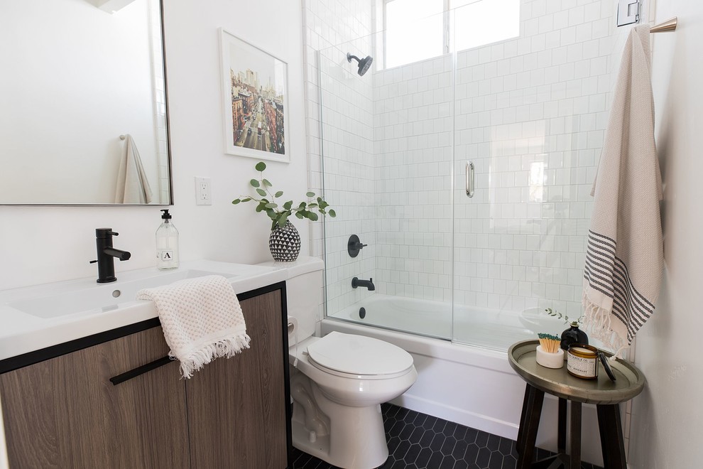 This is an example of a midcentury bathroom in Sacramento.