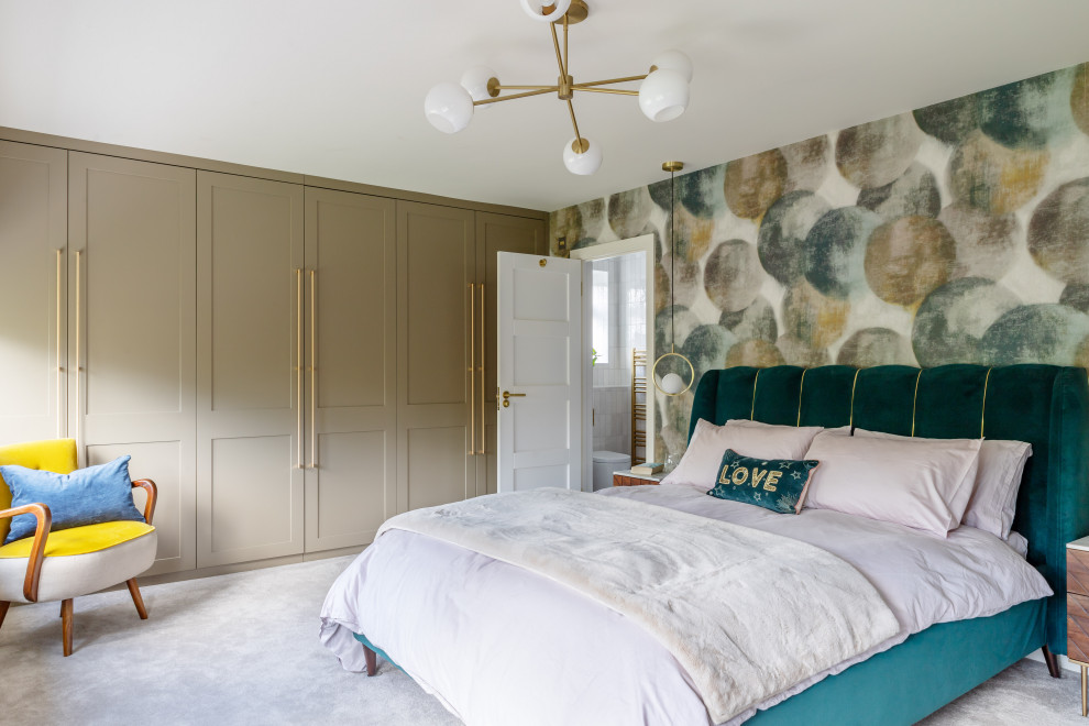 На фото: хозяйская спальня в стиле неоклассика (современная классика) с разноцветными стенами, ковровым покрытием, серым полом и обоями на стенах без камина