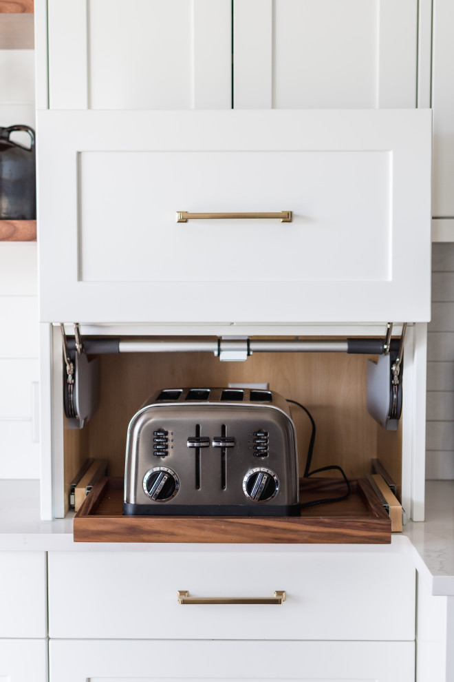 Transitional kitchen photo in Toronto