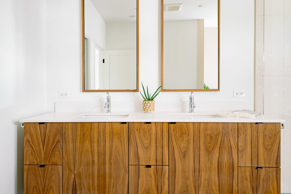 This is an example of a midcentury bathroom in Vancouver.