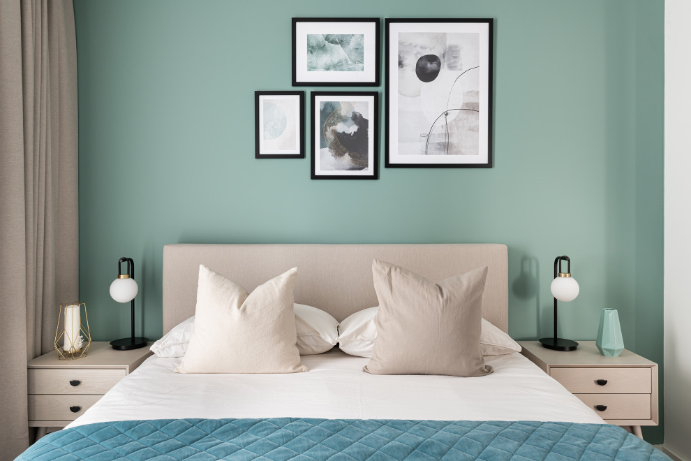 Источник вдохновения для домашнего уюта: хозяйская спальня среднего размера в современном стиле с синими стенами, полом из винила и коричневым полом