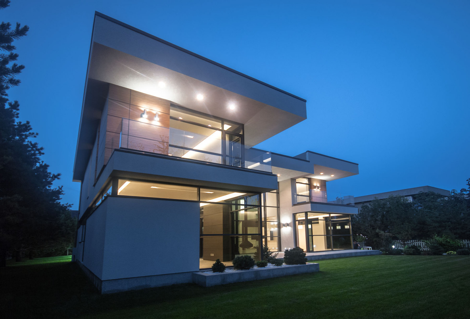 Остекление коттеджа в поселке БЕНИЛЮКС на алюминиевой системе REYNAERS