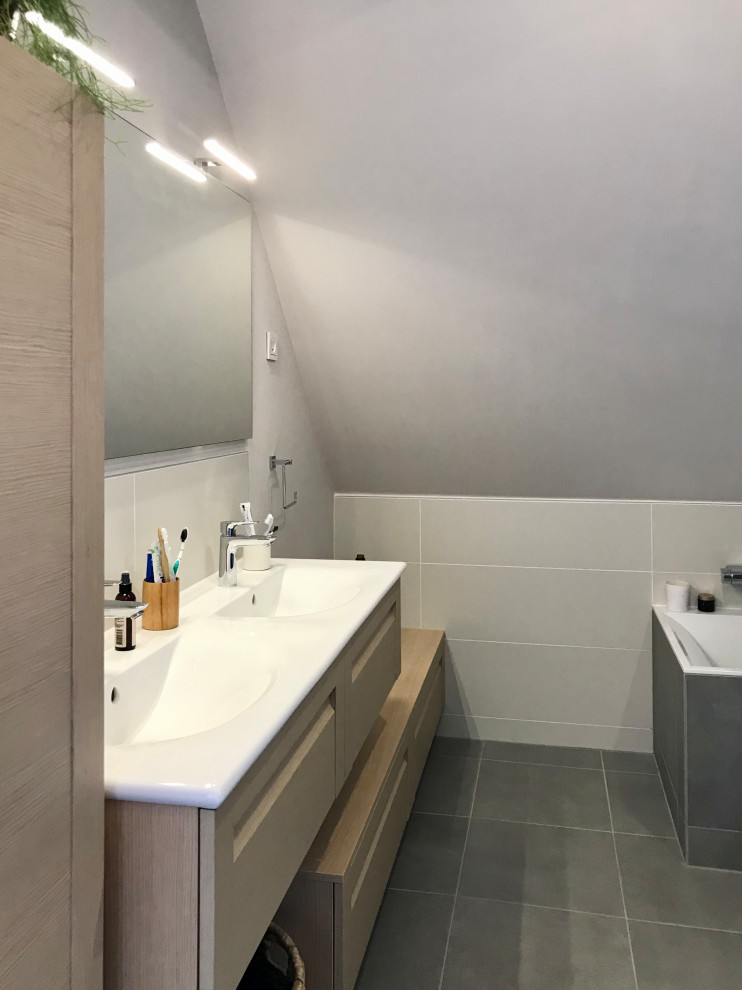 Modern inredning av ett mellanstort vit vitt en-suite badrum, med skåp i ljust trä, en öppen dusch, beige kakel, beige väggar, ett konsol handfat och grått golv