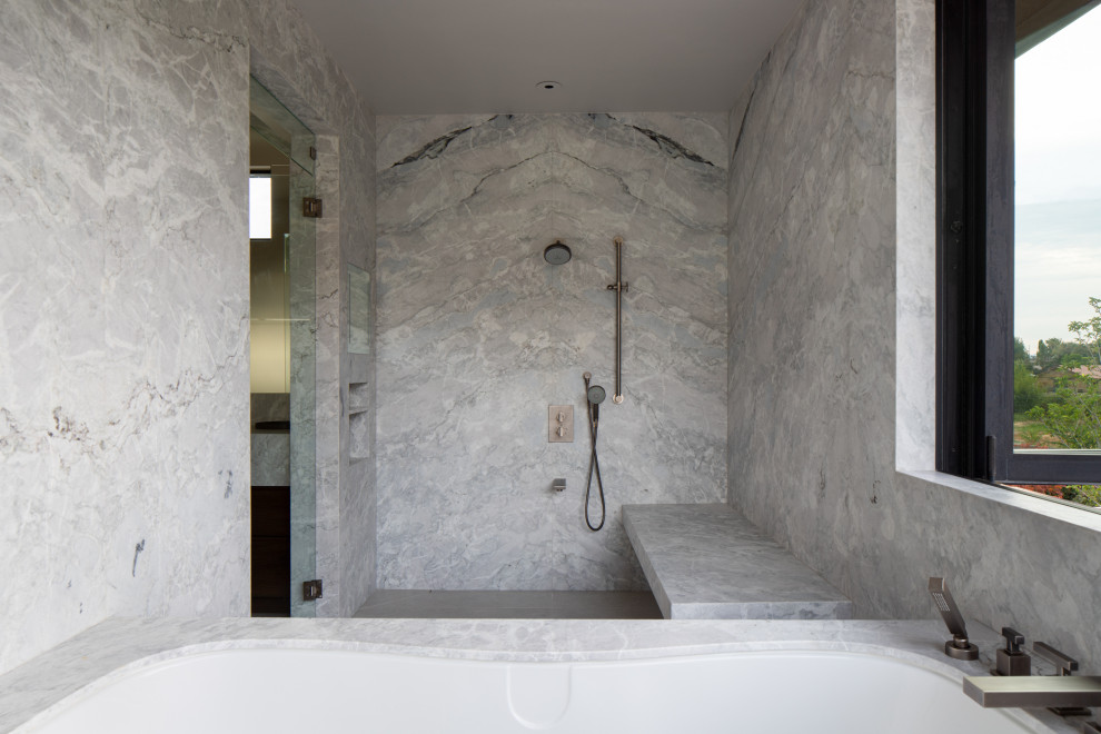 Ejemplo de cuarto de baño principal asiático extra grande sin sin inodoro con bañera japonesa y ducha con puerta con bisagras