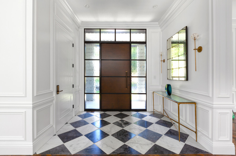 Immagine di un ingresso minimalista di medie dimensioni con pareti bianche, pavimento in marmo, una porta singola, una porta in legno bruno, pavimento nero, soffitto a cassettoni e pannellatura