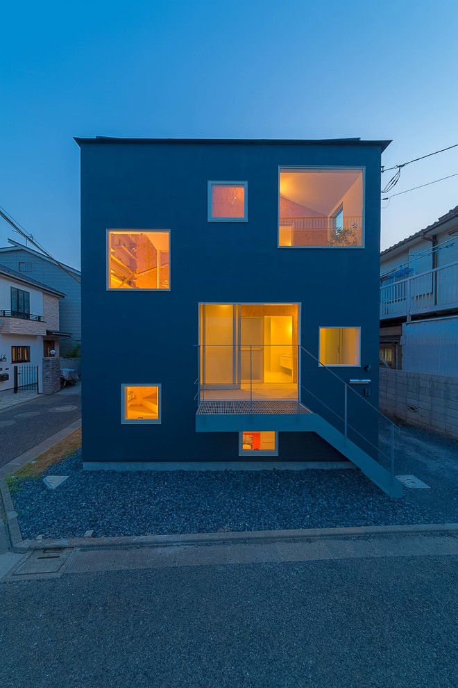 This is an example of a contemporary three-storey grey exterior in Tokyo with a hip roof.