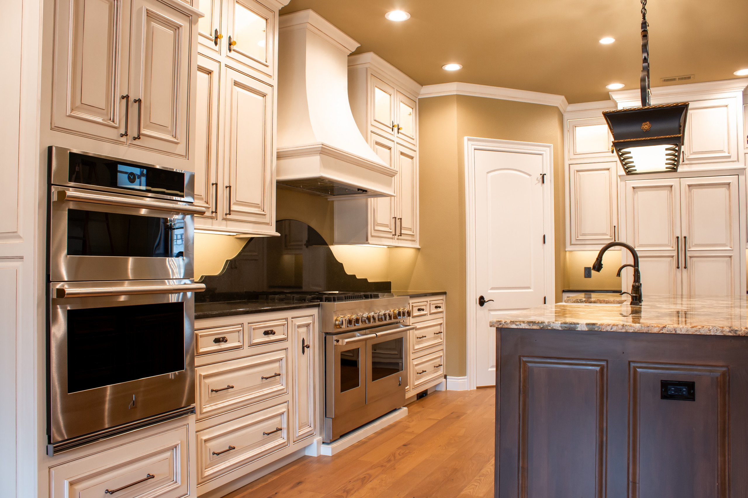 Slocum Custom Home - Kitchen & Wet Bar
